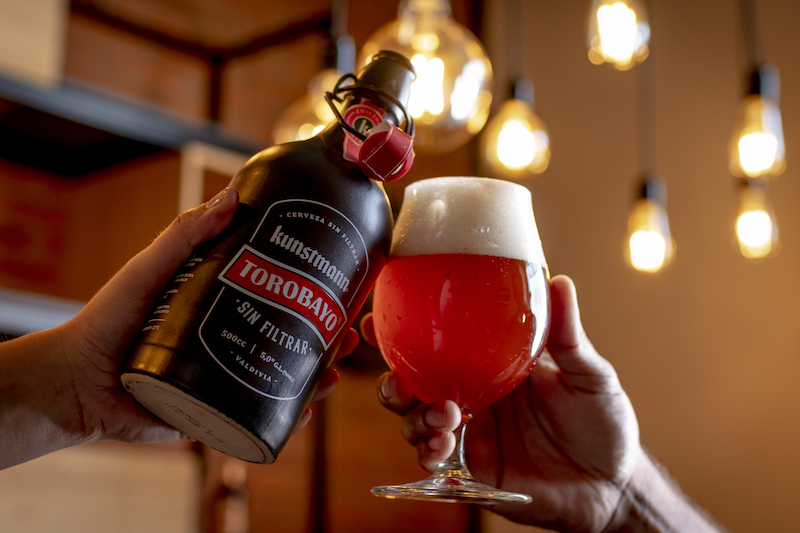Kunstmann presenta nueva botella de cerámica para su cerveza Torobayo Sin Filtrar.